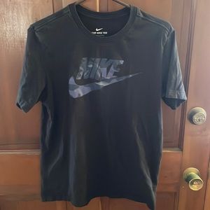 Men’s medium black Nike shirt sleeve t shirt